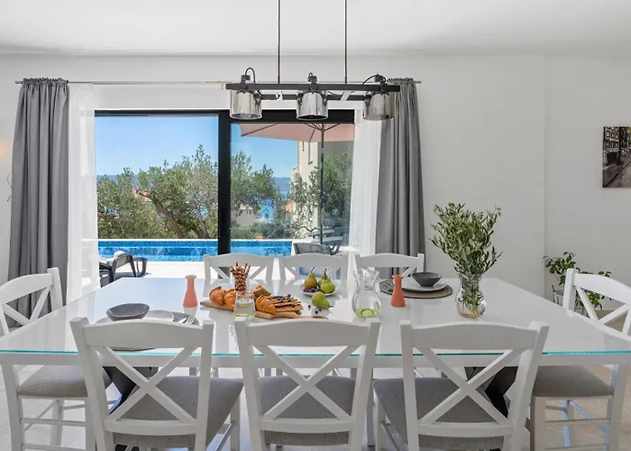 With 4 En-suite Bedrooms, Private Pool, 200m From Sandy Vila *