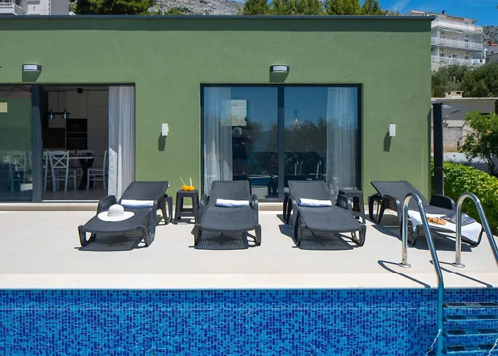 With 4 En-suite Bedrooms, Private Pool, 200m From Sandy Duce