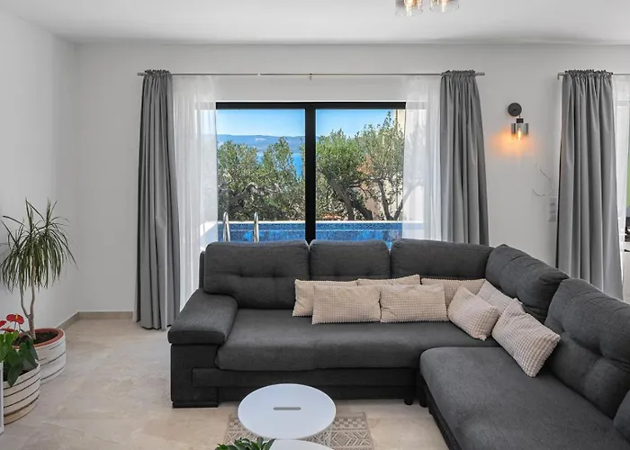 With 4 En-suite Bedrooms, Private Pool, 200m From Sandy Vila *