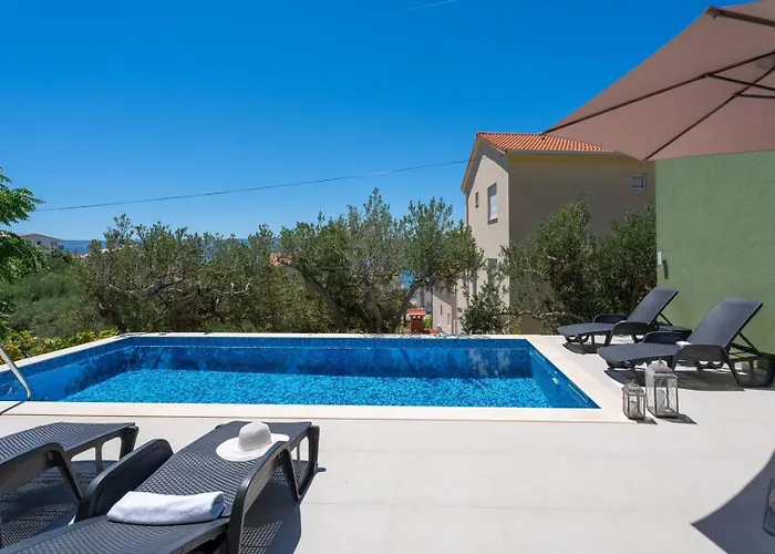 With 4 En-suite Bedrooms, Private Pool, 200m From Sandy Vila Duce
