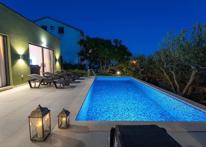 With 4 En-suite Bedrooms, Private Pool, 200m From Sandy *