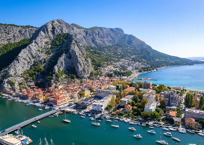 With 4 En-suite Bedrooms, Private Pool, 200m From Sandy Duce