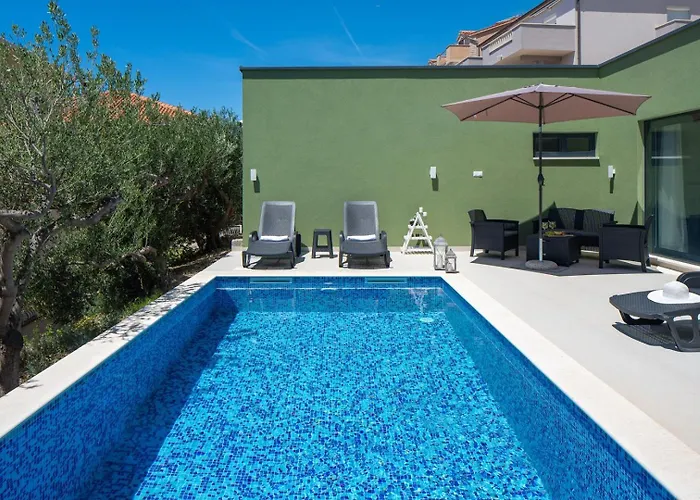 Vila With 4 En-suite Bedrooms, Private Pool, 200m From Sandy *