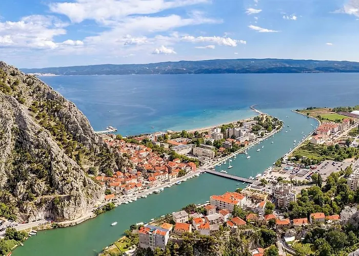 With 4 En-suite Bedrooms, Private Pool, 200m From Sandy Vila