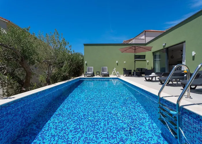 With 4 En-suite Bedrooms, Private Pool, 200m From Sandy Duce
