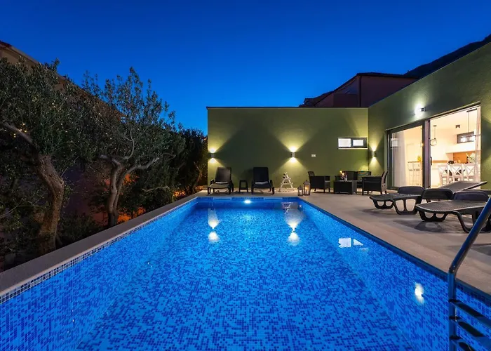 Vila With 4 En-suite Bedrooms, Private Pool, 200m From Sandy