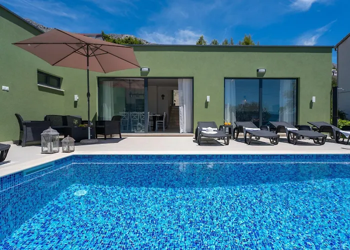 With 4 En-suite Bedrooms, Private Pool, 200m From Sandy *
